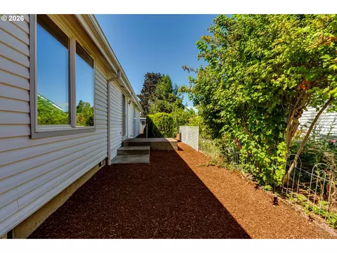 Exterior - 1816 Fountain Ct, Eugene, OR 97402 photo 8 of 10