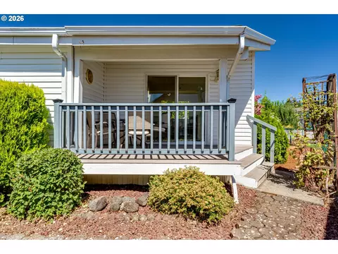 Exterior - 1816 Fountain Ct, Eugene, OR 97402 photo 7 of 10