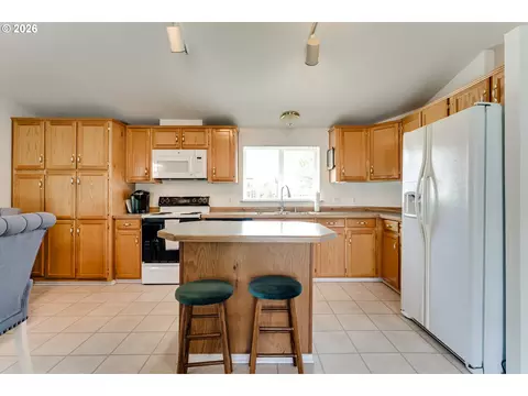 Kitchen - 1816 Fountain Ct, Eugene, OR 97402 photo 2 of 5