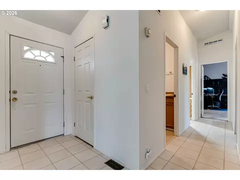 Entry Way - 1816 Fountain Ct, Eugene, OR 97402 photo 1 of 3