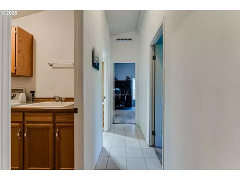 Entry Way - 1816 Fountain Ct, Eugene, OR 97402 photo 2 of 3
