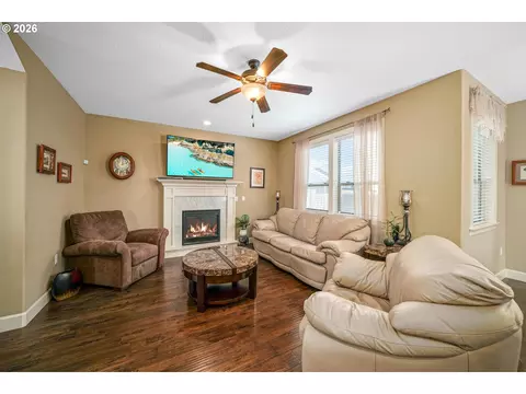 Living - 1168 Taurus Loop, Keizer, OR 97303 photo 2 of 3