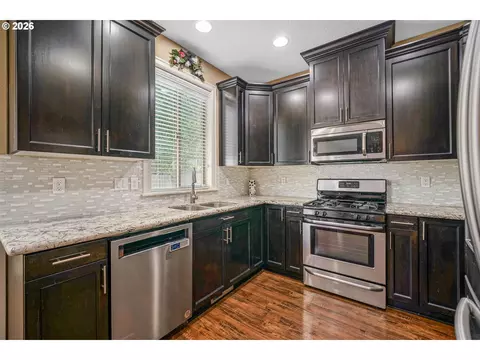 Kitchen - 1168 Taurus Loop, Keizer, OR 97303 photo 2 of 3