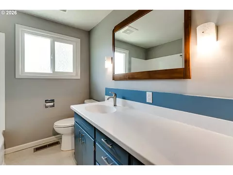Bath - 3046 Bailey Ln, Eugene, OR 97401 photo 3 of 4