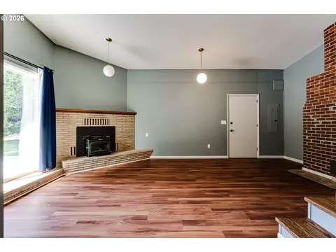 Living - 3046 Bailey Ln, Eugene, OR 97401 photo 10 of 10