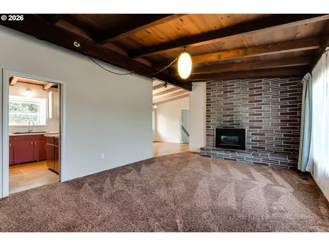 Living - 3046 Bailey Ln, Eugene, OR 97401 photo 3 of 10
