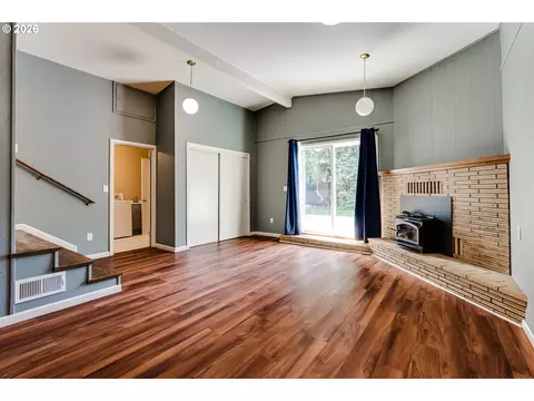 Living - 3046 Bailey Ln, Eugene, OR 97401 photo 9 of 10