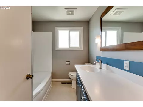 Bath - 3046 Bailey Ln, Eugene, OR 97401 photo 2 of 4