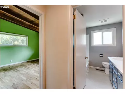 Bath - 3046 Bailey Ln, Eugene, OR 97401 photo 1 of 4