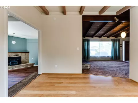 Living - 3046 Bailey Ln, Eugene, OR 97401 photo 7 of 10