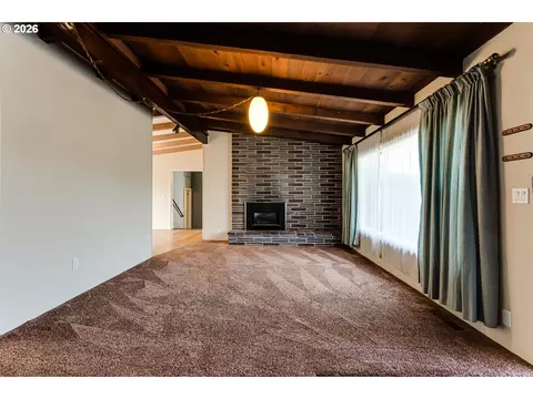 Living - 3046 Bailey Ln, Eugene, OR 97401 photo 2 of 10