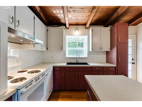 Kitchen - 3046 Bailey Ln, Eugene, OR 97401 photo 3 of 5