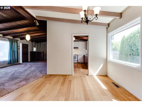 Living - 3046 Bailey Ln, Eugene, OR 97401 photo 6 of 10