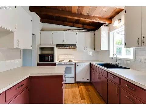Kitchen - 3046 Bailey Ln, Eugene, OR 97401 photo 2 of 5