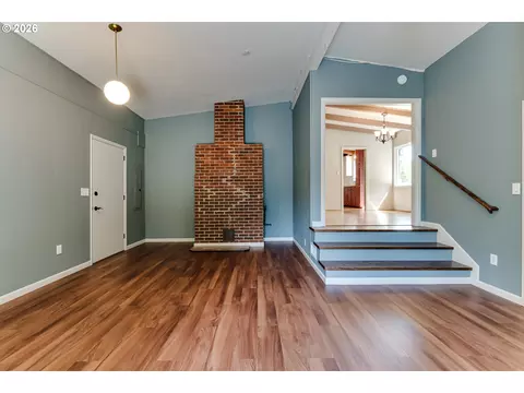 Living - 3046 Bailey Ln, Eugene, OR 97401 photo 8 of 10