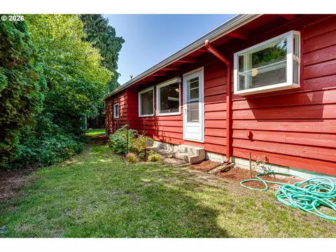 Exterior - 3046 Bailey Ln, Eugene, OR 97401 photo 4 of 6