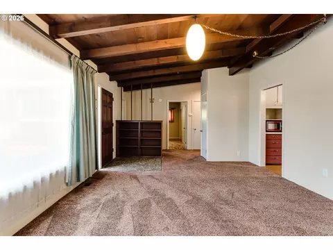 Living - 3046 Bailey Ln, Eugene, OR 97401 photo 4 of 10