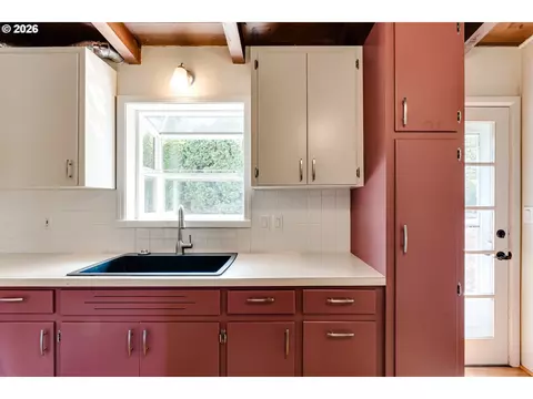 Kitchen - 3046 Bailey Ln, Eugene, OR 97401 photo 4 of 5