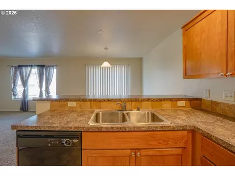 Kitchen - 3355 NW 47th Dr, Camas, WA 98607 photo 3 of 5