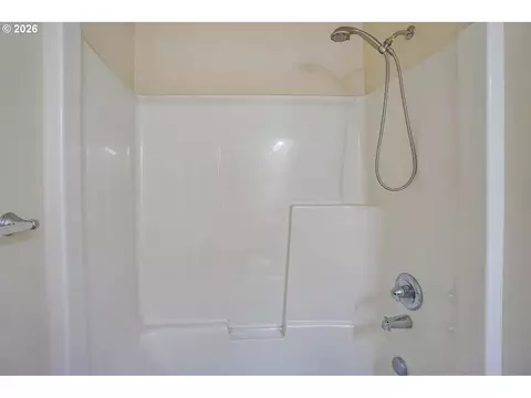 Bath - 3355 NW 47th Dr, Camas, WA 98607 photo 3 of 5