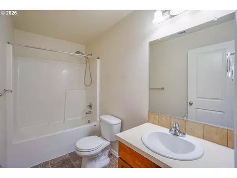 Bath - 3355 NW 47th Dr, Camas, WA 98607 photo 2 of 5