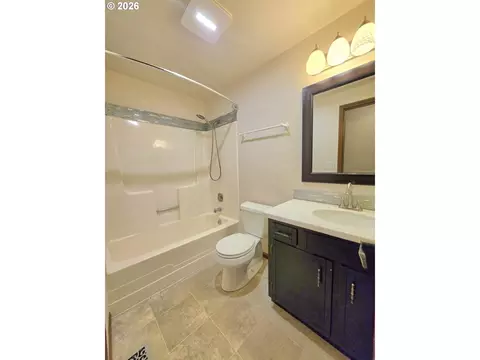 Bath - 2916 Elysium Ave, Eugene, OR 97401 photo 3 of 3
