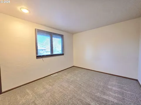 Bedroom - 2916 Elysium Ave, Eugene, OR 97401 photo 5 of 8