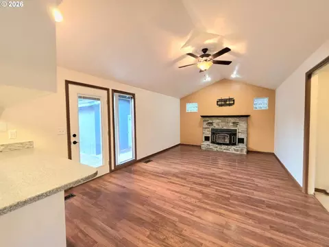 Living - 2916 Elysium Ave, Eugene, OR 97401 photo 5 of 8
