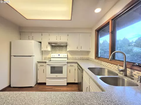 Kitchen - 2916 Elysium Ave, Eugene, OR 97401 photo 2 of 3