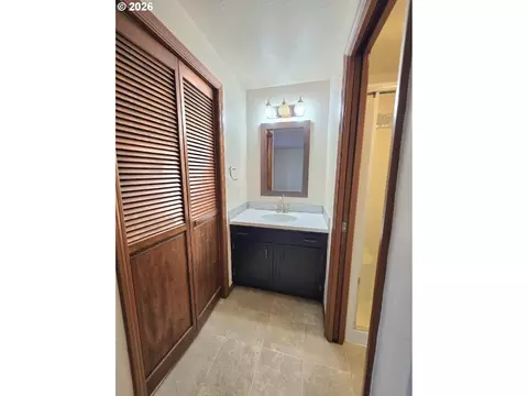 Bath - 2916 Elysium Ave, Eugene, OR 97401 photo 1 of 3