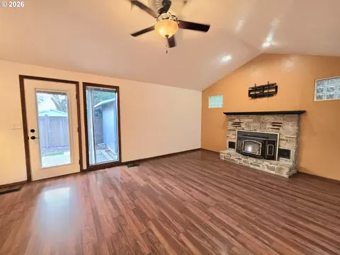 Living - 2916 Elysium Ave, Eugene, OR 97401 photo 7 of 8