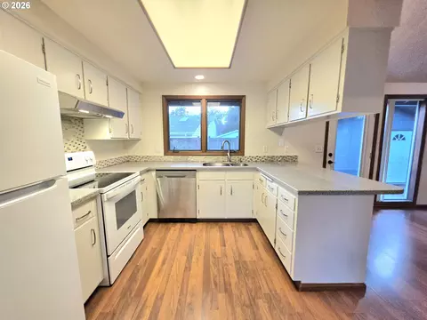 Kitchen - 2916 Elysium Ave, Eugene, OR 97401 photo 3 of 3