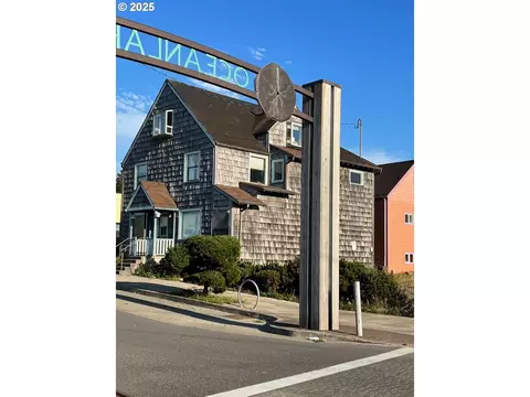 1404 NW 15th St, Lincoln City, OR 97367