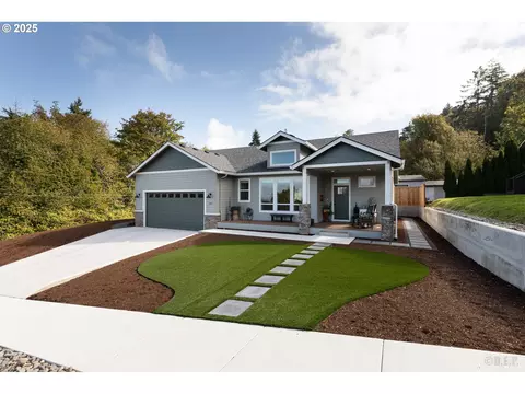 303 E 8th St, Rainier, OR 97048