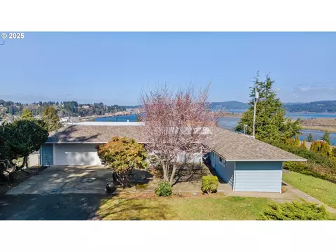 546 W Fir Ave, Coos Bay, OR 97420