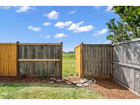 Exterior - 1876 Heath Dr, Eugene, OR 97402 photo 8 of 9