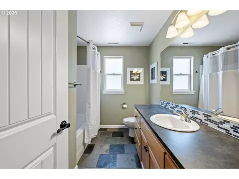 Bath - 1876 Heath Dr, Eugene, OR 97402 photo 3 of 3