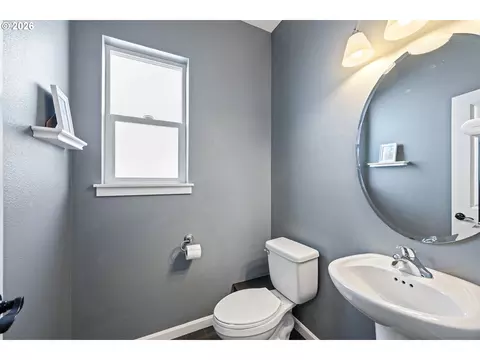 Bath - 1876 Heath Dr, Eugene, OR 97402 photo 1 of 3