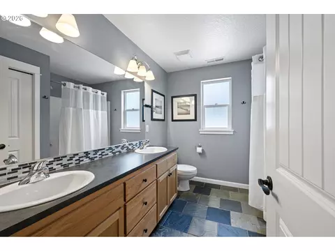 Bath - 1876 Heath Dr, Eugene, OR 97402 photo 2 of 3