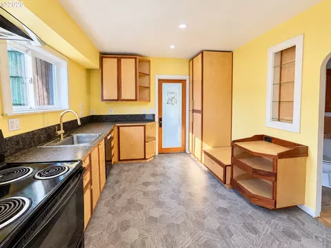 Kitchen - 850 Centennial Blvd, Springfield, OR 97477 photo 1 of 2
