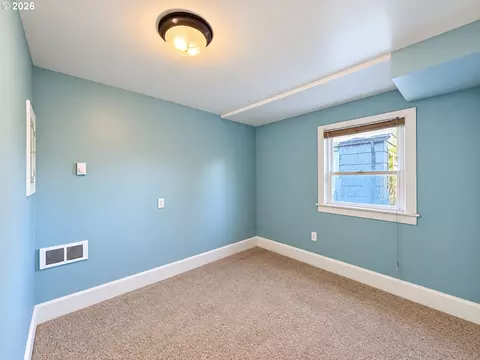 Bedroom - 850 Centennial Blvd, Springfield, OR 97477 photo 1 of 2