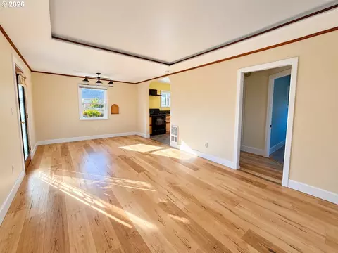 Living - 850 Centennial Blvd, Springfield, OR 97477 photo 2 of 2