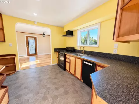 Kitchen - 850 Centennial Blvd, Springfield, OR 97477 photo 2 of 2