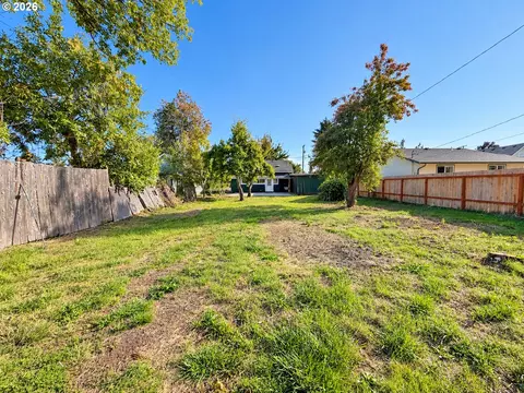Exterior - 850 Centennial Blvd, Springfield, OR 97477 photo 5 of 6