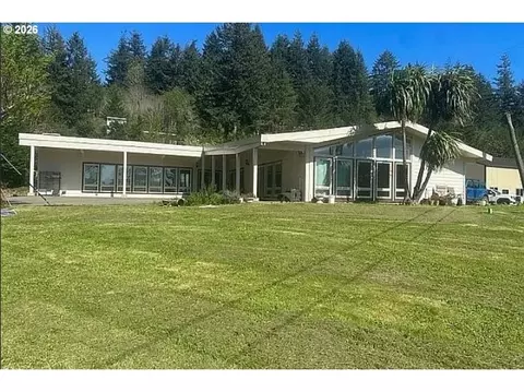 94475 Golf Course Ln, North Bend, OR 97459