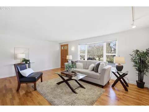Living - 1090 Corydon St, Eugene, OR 97401 photo 2 of 5
