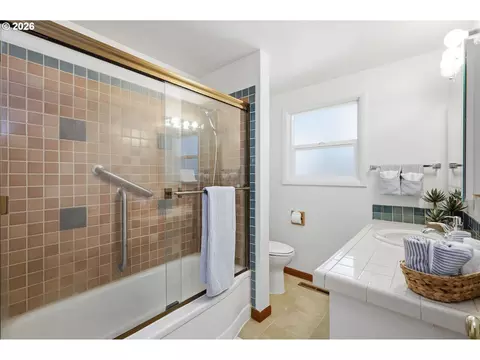 Bath - 1090 Corydon St, Eugene, OR 97401 photo 1 of 2