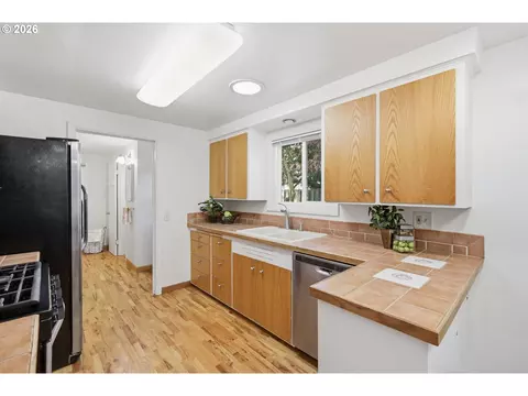 Kitchen - 1090 Corydon St, Eugene, OR 97401 photo 3 of 5