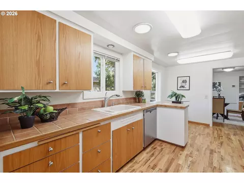 Kitchen - 1090 Corydon St, Eugene, OR 97401 photo 5 of 5