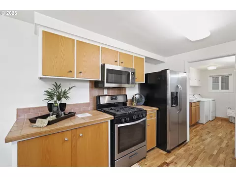 Kitchen - 1090 Corydon St, Eugene, OR 97401 photo 4 of 5